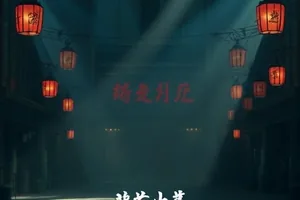 雨夜站台上列车进站的长镜头，信号灯与伞面水光交错