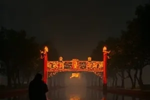机械人站在玻璃花房里，手里握着一枝野玫瑰