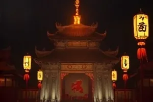 空荡的音乐厅里，指挥台前的乐谱翻在第八小节