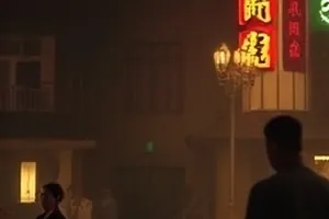 沙丘上缓慢前行的商队，长长的影子拖在沙脊上