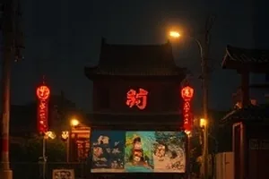 老式居民楼的木质楼梯，第十三级的踏板有裂缝